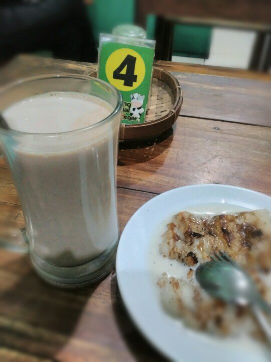 Segelas susu coklat &amp; sepiring jadah bakar coklat susu..kombinasi sempurna  menemani dingin malam selepas hujan