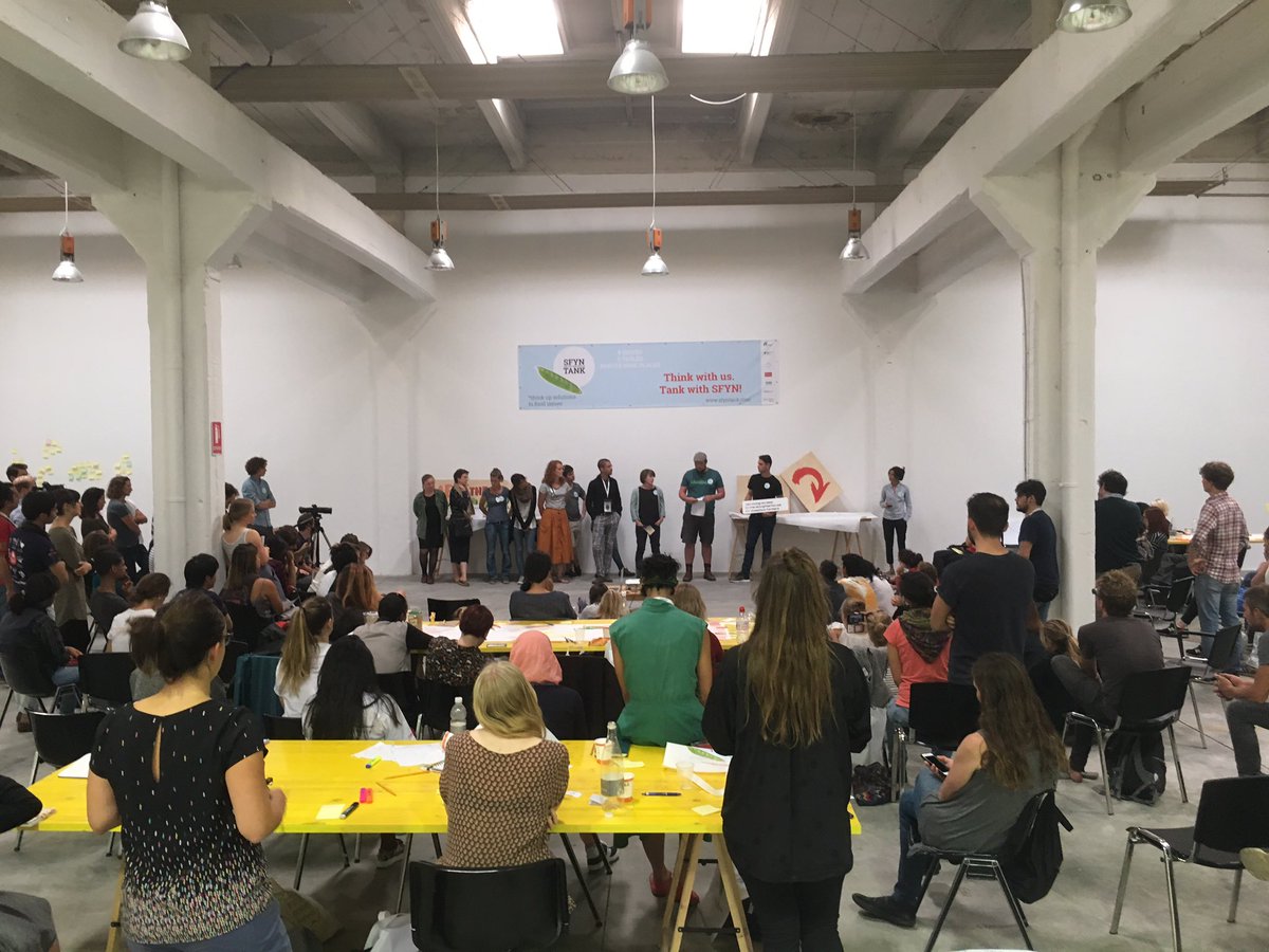 CasaJasmina's tweet photo. Presentation mood #sfyntank @tlbxcoworking @SFYNetwork @hivos @food__hub #food #TerraMadre #SalonedelGusto #ideas #fdesign @slowfoodtorino https://t.co/4oEC3Q4KEz