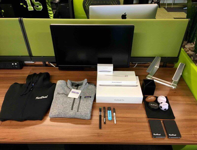 imediabrasil's tweet photo. Que tal entrar no emprego novo e ser recebido assim? https://t.co/y21rpyCQ6h