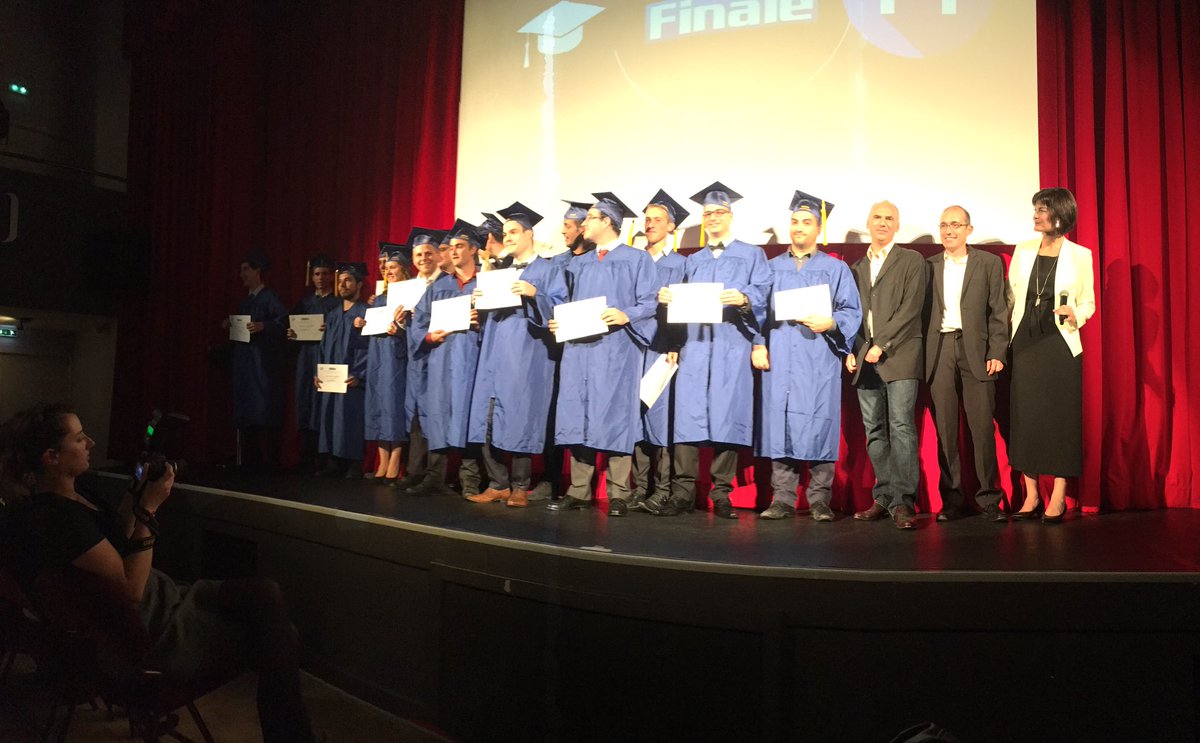 anelis_isima's tweet photo. Félicitations aux F1 de la promo 2016 diplômés de l'@isima5 https://t.co/SFMqxp3oVn