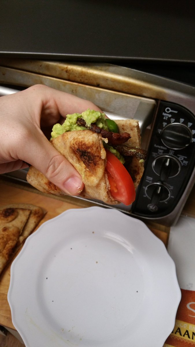 A11ectis's tweet image. Bacon steak guac jalapeno tomato naan bread thing. Thanks Stormheim chat #Warcraft