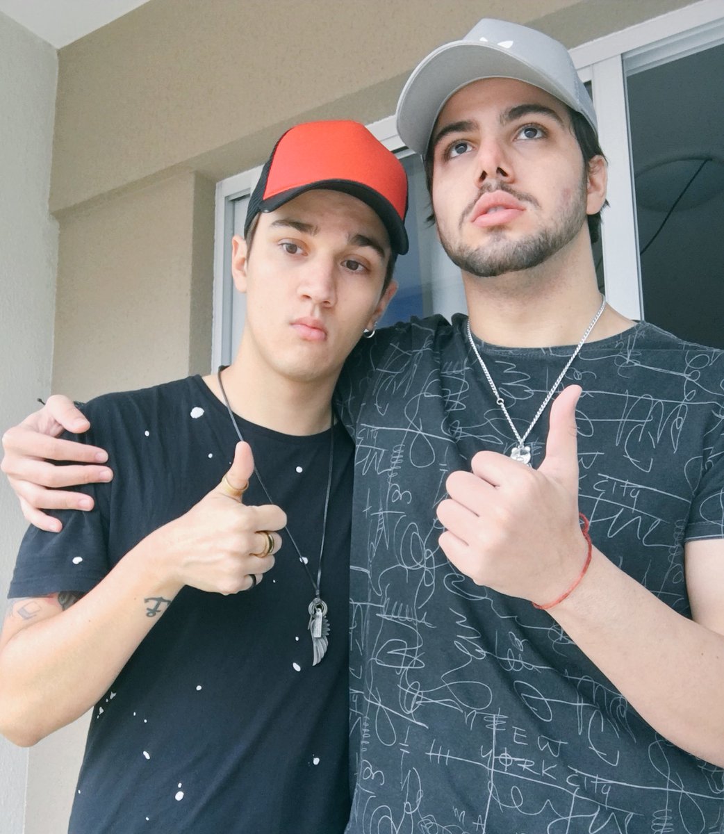 t3ddyyyyy's tweet photo. eu e meu amigo estamos felizes em desejar a vcs um ótimo final de semana e que deus ilumine todos seus caminhos 💙✨ https://t.co/w3Rw5gD108