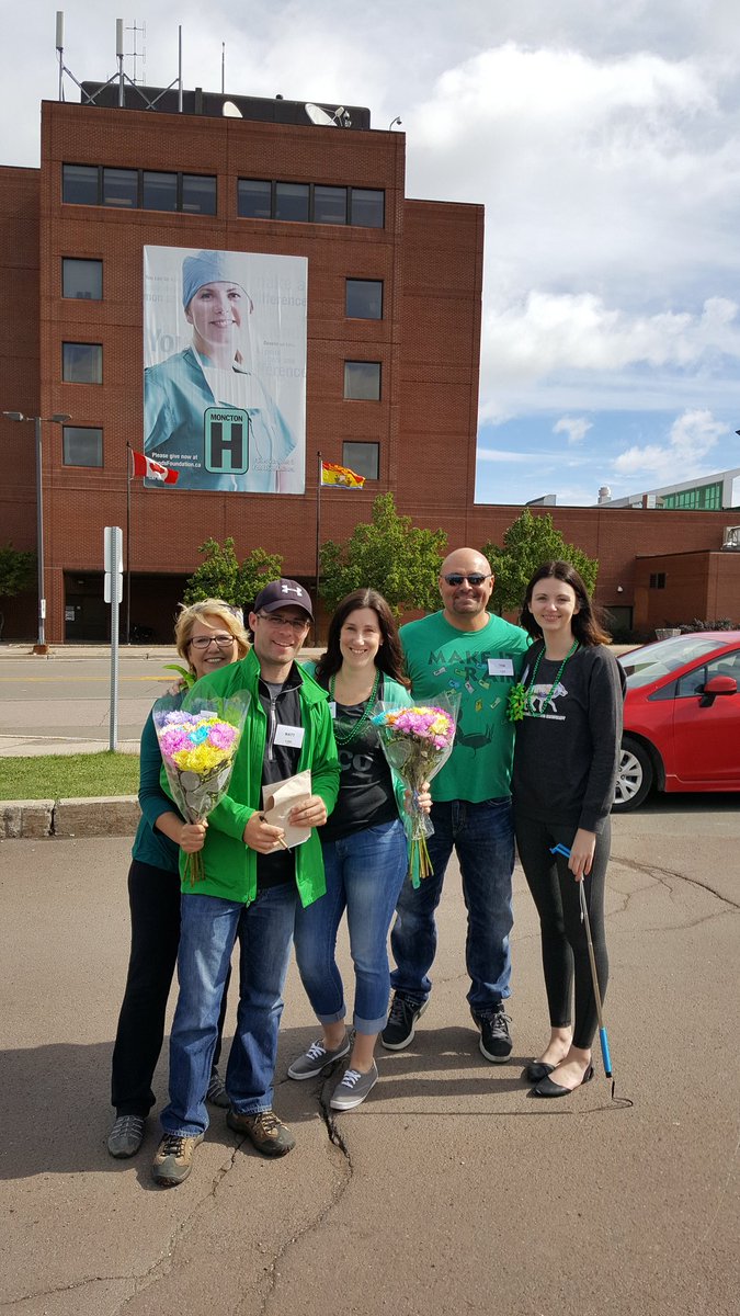 MCopp12's tweet photo. Passing out flowers to spread some cheer #OMISTAfied @OmistaCU https://t.co/RlG9xhrHZB