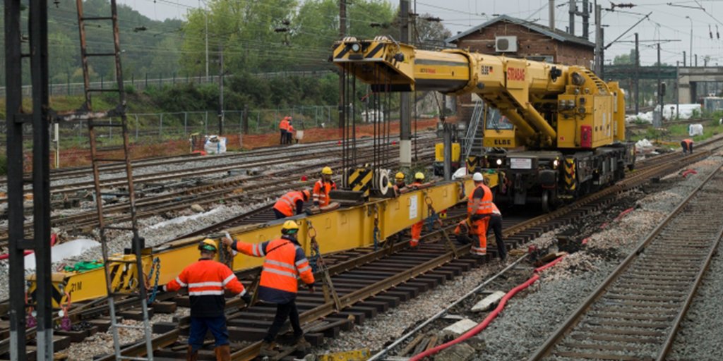 SNCFVoyageurs's tweet photo. Sur le chantier de la gare de Creil, 120 personnes sont mobilisées pour moderniser 3km de voies et 35 aiguillages https://t.co/770rGKX5hz https://t.co/vwkae4BN6n