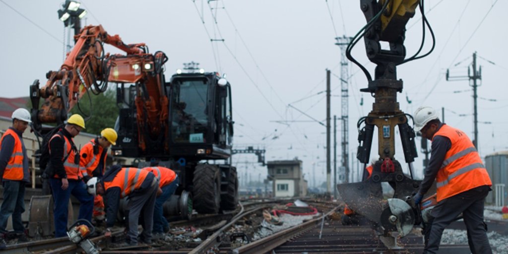 Sur le chantier de la gare de Creil, 120 personnes sont mobilisées pour moderniser 3km de voies et 35 aiguillages sn.cf/creil