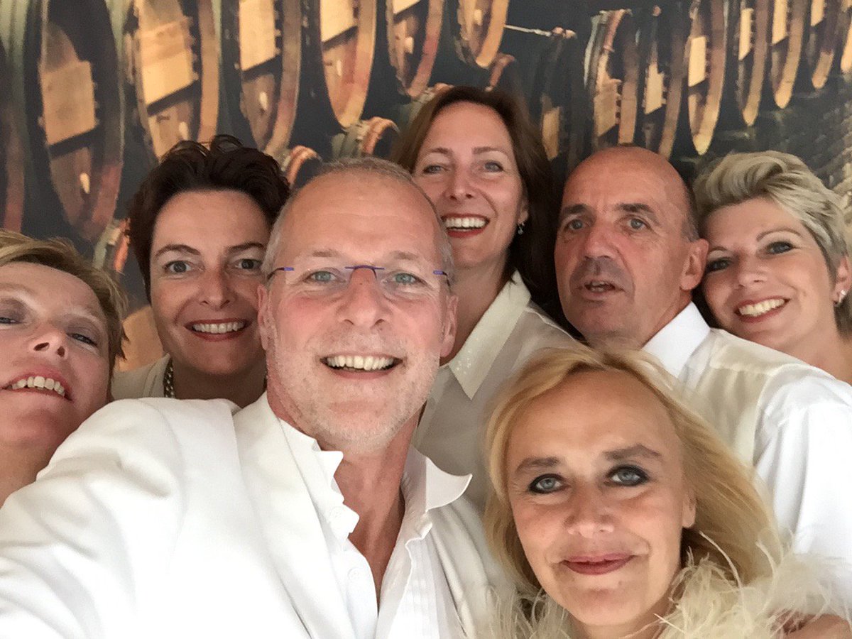 Met <a href="/RoadsterclubNL/">Roadster Club Holland</a> in de kelders van @WijhuisRobbers en WhatEverHappens maakte de stemming compleet met een paar verassende nummers.