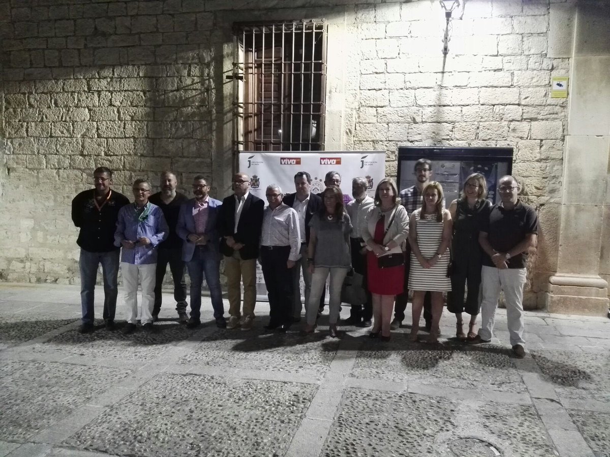 Foto de familia de autoridades y empresas colaboradoras de la II Noche Jahenciana #JaenSiempreAbierto