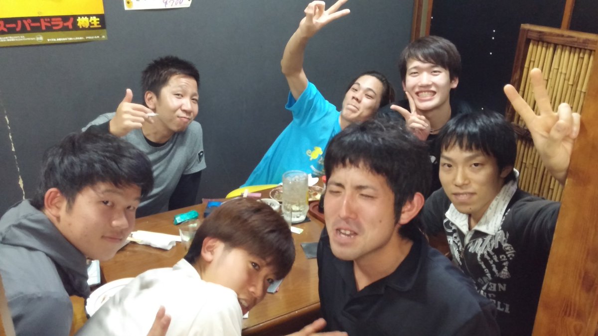 反り返る 反り返る