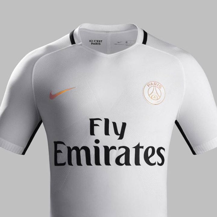 PetitsContacts's tweet photo. Le PSG a enfin officialisé son troisième maillot pour la saison en cours
https://t.co/nqQSOAYTqa https://t.co/LJLVJKX9Ee
