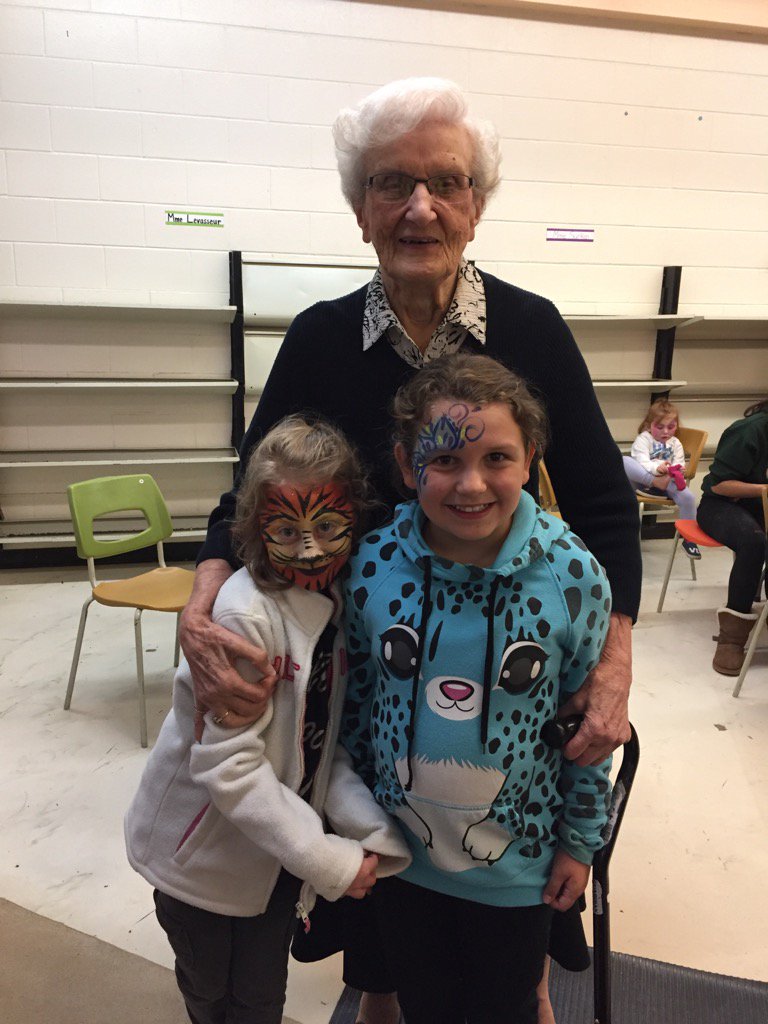 ElsieMironuck's tweet image. Great family SCC BBQ with a very special visitor #EEMCS #community