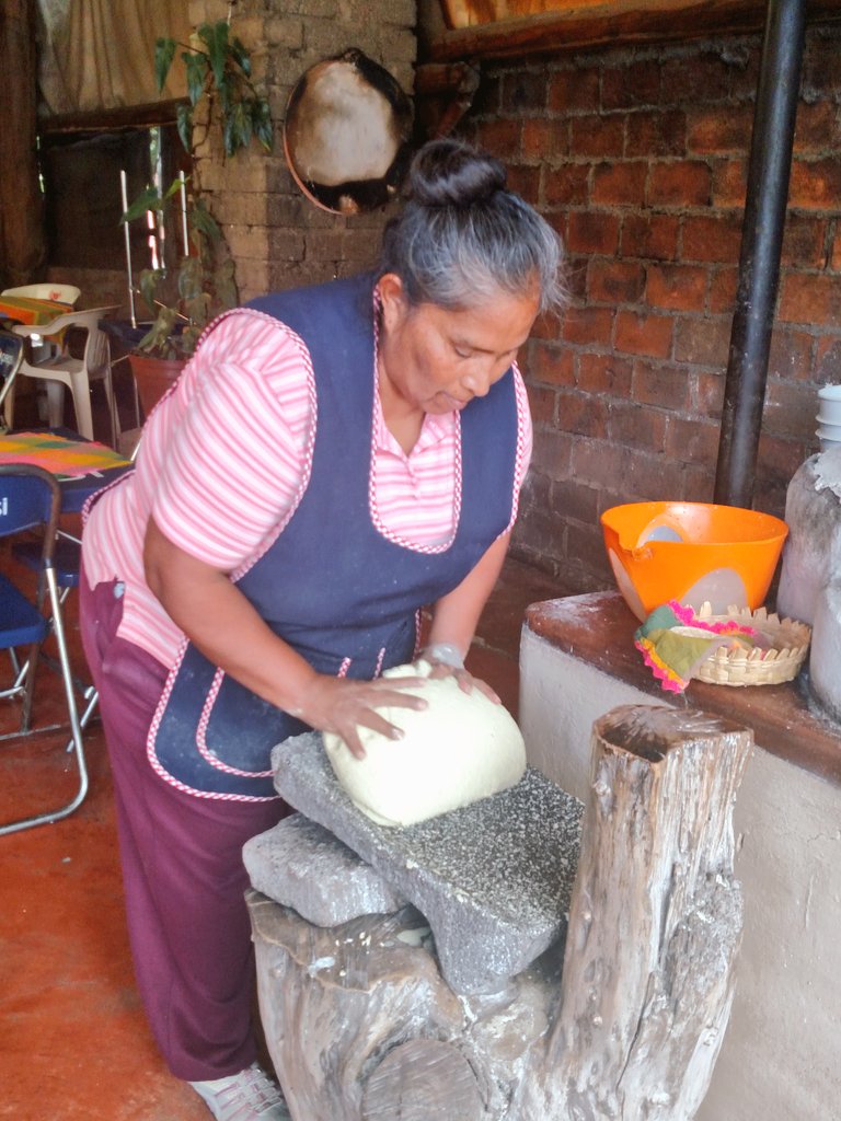 Cris Méndez on X: Tortillas hechas a mano en comal de barro a la