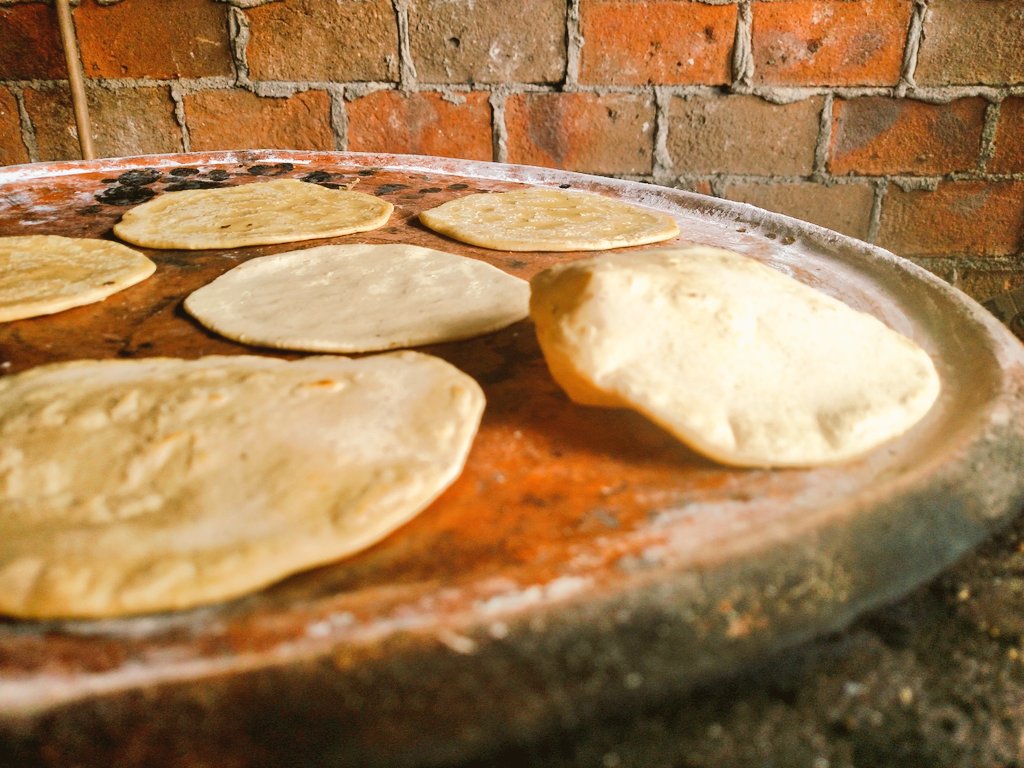 Cris Méndez on X: Tortillas hechas a mano en comal de barro a la