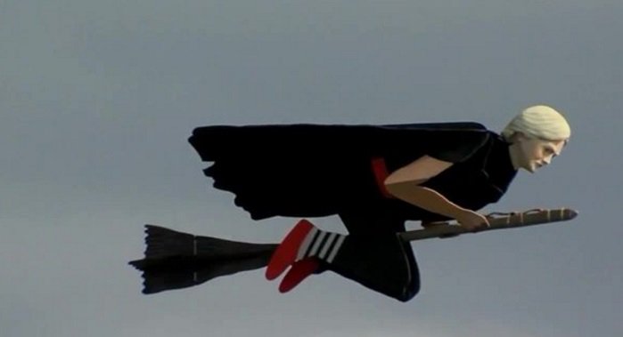 #WEIRDNEWS Is that #HillaryClinton on a broom? bit.ly/2cLoIPO?utm_me… https://t.co/hzl5rrHfrv