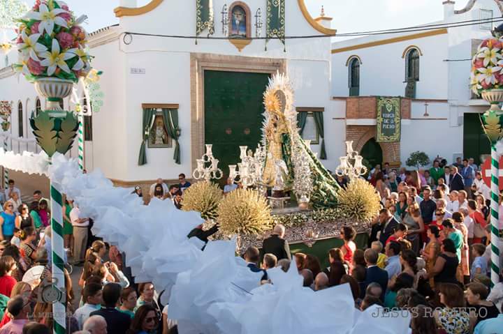 VeraCruzAlbaida's tweet photo. La Gloria misma pisó las calles de Albaida cuando la Virgen de la Piedad cruzó la Puerta de la Capilla.
📷 J. Romero https://t.co/sCuNNVcKa5
