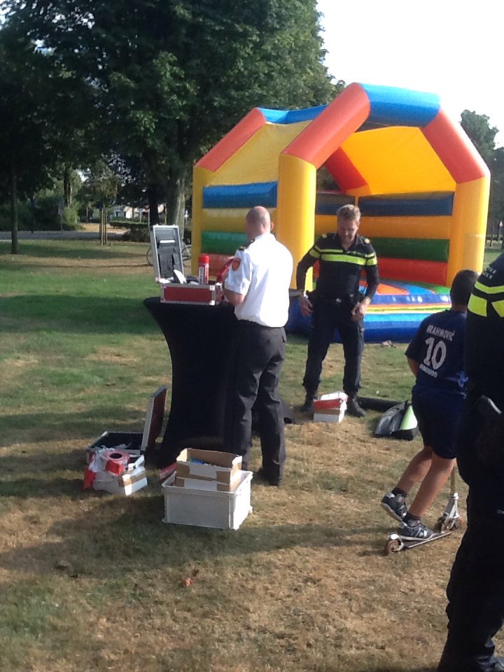 Ingrid_Rabobank's tweet photo. Bedankt @Woonpartners voor jullie bijdrage aan een geweldige #burendag 2016! #helmondoost #buurtpreventie https://t.co/hO8GBJmEb6
