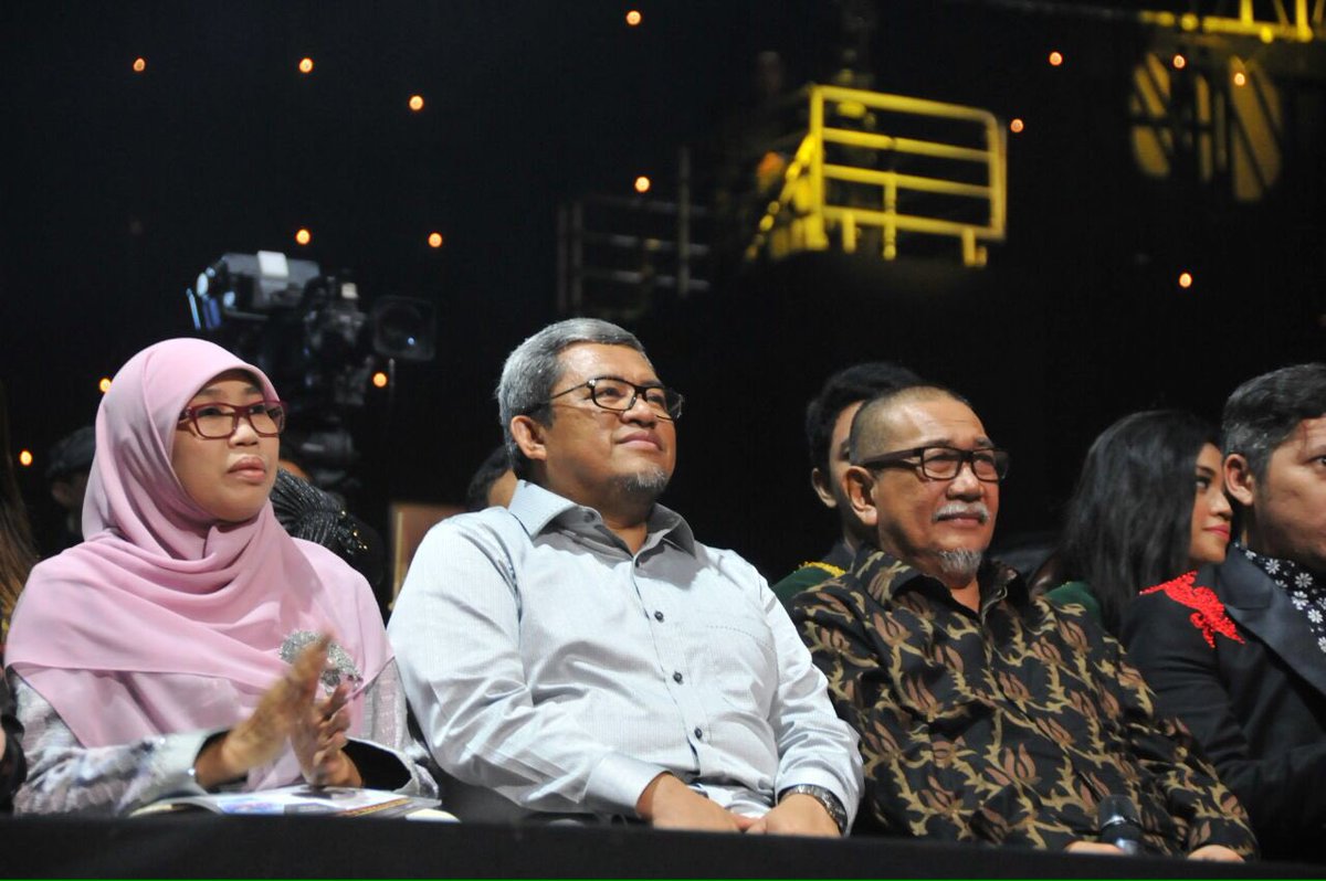 Malam tadi, Bapak <a href="/aheryawan/">Ahmad Heryawan</a> beserta Ibu <a href="/netty_heryawan/">Netty Prasetiyani Aher</a> dan Bapak <a href="/Deddy_Mizwar_/">Deddy Mizwar</a> menghadiri Festival Film Bandung.