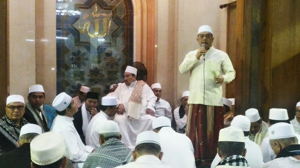 hnurwahid's tweet photo. Shubuh berjamaah dg Habaib, Alim Ulama dan Ummat di masjid Al Ma'mur Tebet. Smoga Allah berkahi &amp;selamatkan Jakarta https://t.co/4KuBUm5m0a
