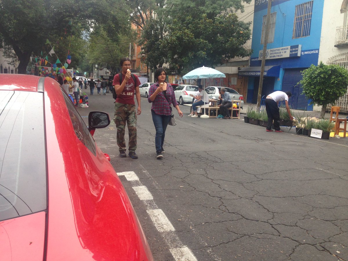 parqueandoMX's tweet photo. Y en la Roma #CDMX el parqueando se ve así. Organizado excelentemente por @Disonantemx y @SistemaArq, y alimentado por muchos otros. https://t.co/MzD198QnFH