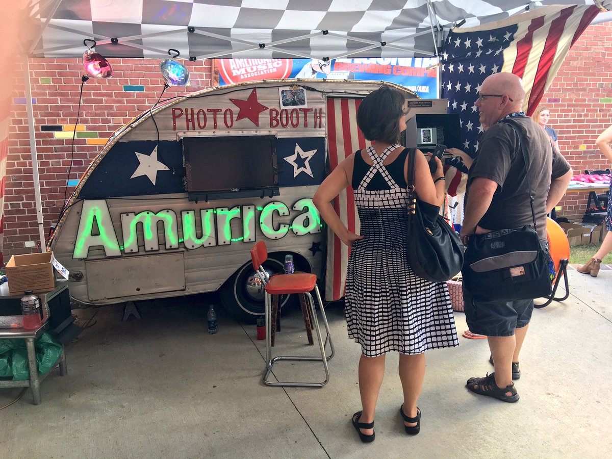 MemphisChamber's tweet photo. Grabbing some @BBKingNashville food & @MemphisMadeBrew beer or getting a photo taken with @amuricaphoto in between sets. #MEMatAMA /jf https://t.co/xl3eYZktRs