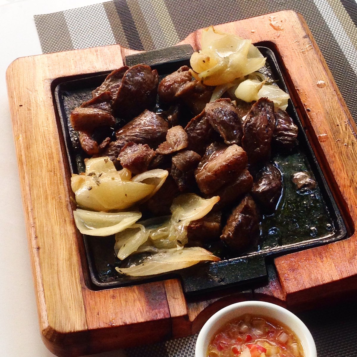 rioliveoficial's tweet photo. #picanhanachapa saindo para a mesa 12 agora. Huahuahua!! #queissonovinha #picanha #comerbem #riolivegourmet #ipanema #gastronomia https://t.co/rWvNukOl0b