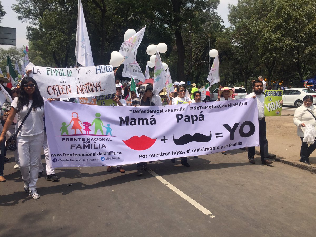 CISNE_2012's tweet photo. Se cumplen 2 horas de marcha y todavía la retaguardia está en el Auditorio Nacional Impresionante
#MarchaPorLaFamilia 
#DefendemoslaFamilia https://t.co/25Z5mJCLDR