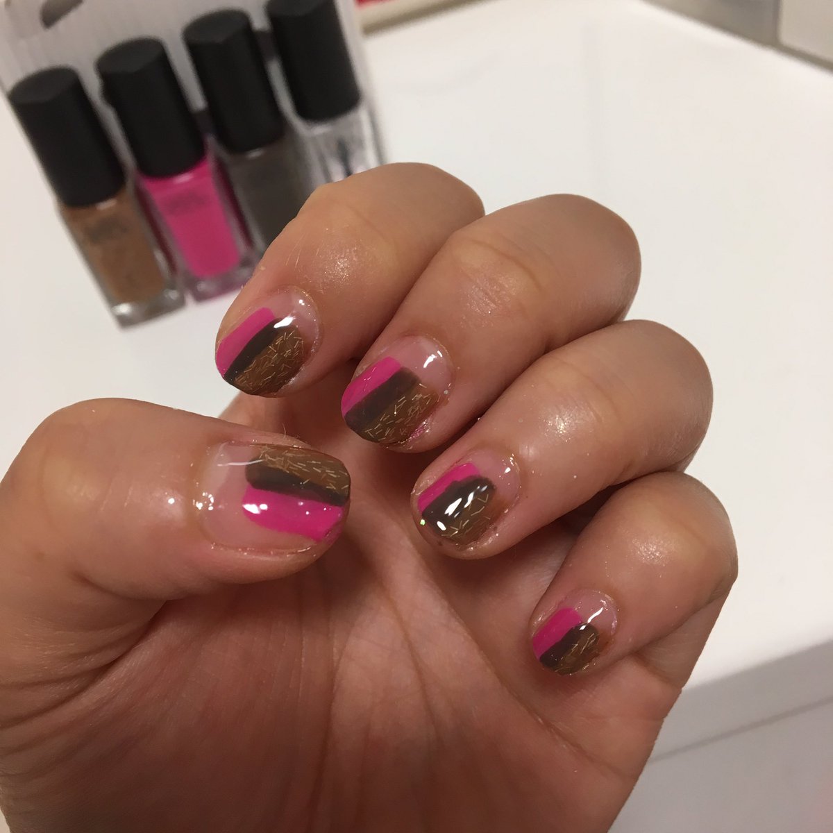 chiyuntenten's tweet photo. NAILHOLIC尽くしで🆕nail💕特にこだわったとこないけど…。塗りかけnail的な👯✨💕ピンク使いたくて…でも、秋nailもしたくてこーなった😳💕
#NAILHOLIC
#PK800
#BR309
#BR371
#SP012 https://t.co/mKwbXhs2wf