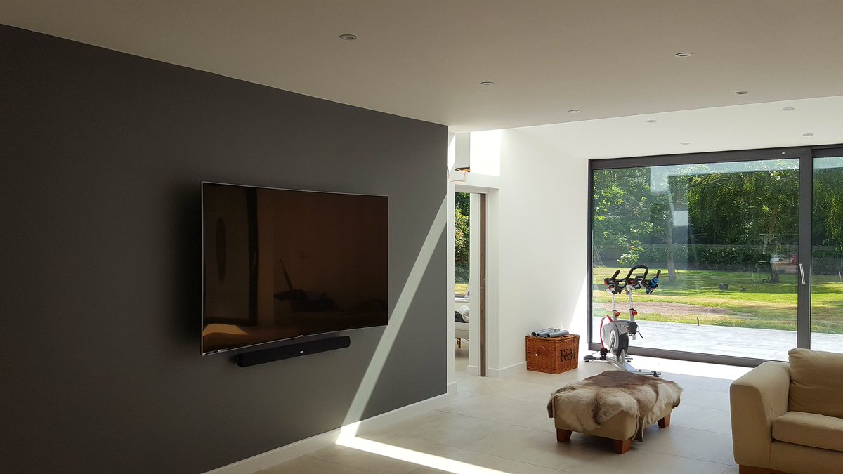 21stcenturyserv's tweet photo. Guess the size of the Samsung Curved TV https://t.co/3AK8Y6LL0L