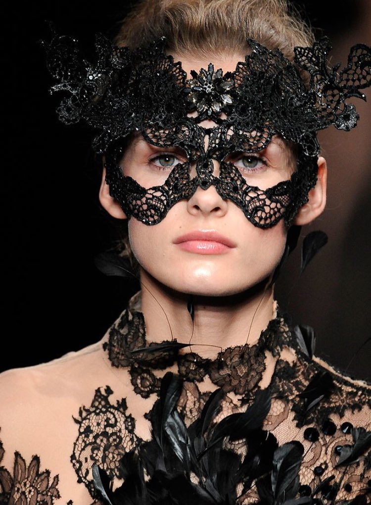 PetiteAnge_'s tweet photo. Valentino Fall '09 couture details https://t.co/jMwAKxXzHj