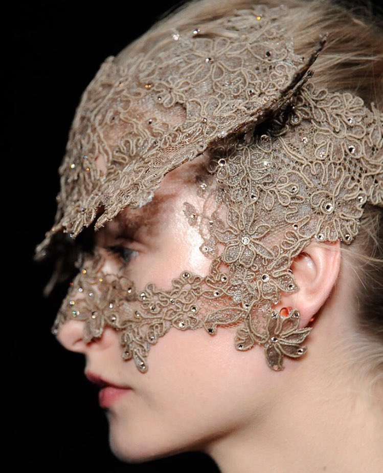 PetiteAnge_'s tweet photo. Valentino Fall '09 couture details https://t.co/jMwAKxXzHj