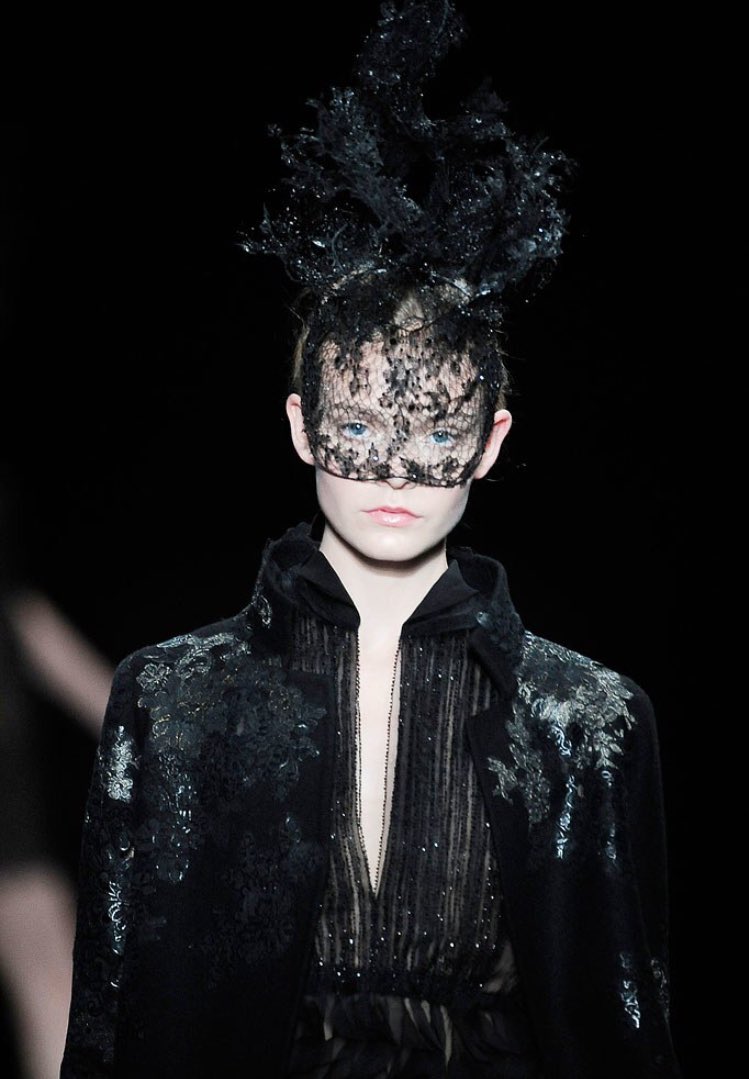 PetiteAnge_'s tweet photo. Valentino Fall '09 couture details https://t.co/jMwAKxXzHj
