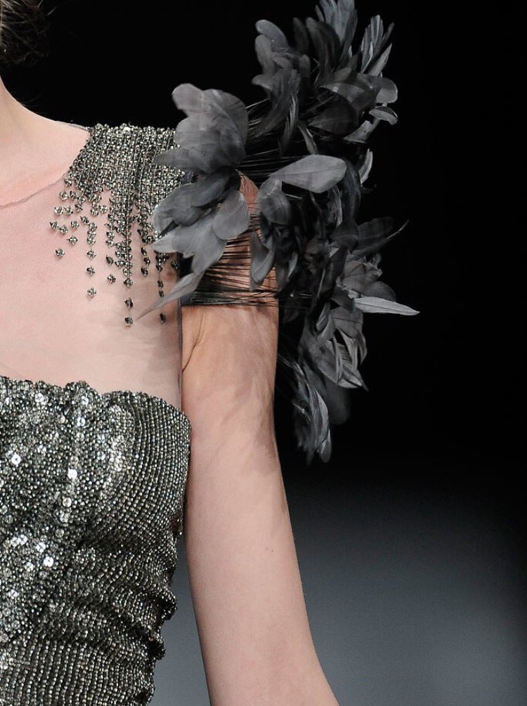 PetiteAnge_'s tweet photo. Valentino Fall '09 couture details https://t.co/jMwAKxXzHj