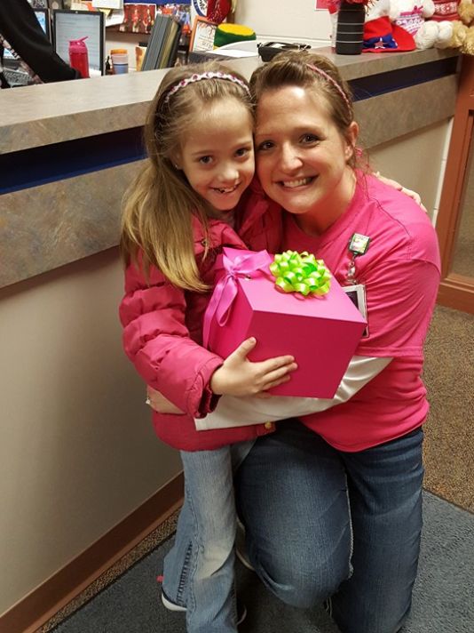 #HopeInHumanity 8-year-old girl needed a kidney; her teacher decided to donate hers bit.ly/2d7FQ23?utm_me… https://t.co/hvzlsbY0f3