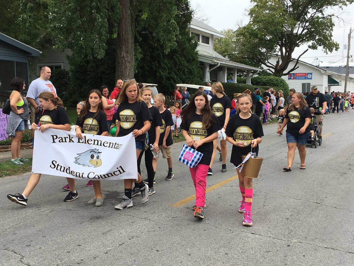 MissParks1st's tweet photo. @PESstdt_council walking in the Parade today! #studentleaders #WeAreMG #ActiveArgylls https://t.co/XzgV5Cdtz5