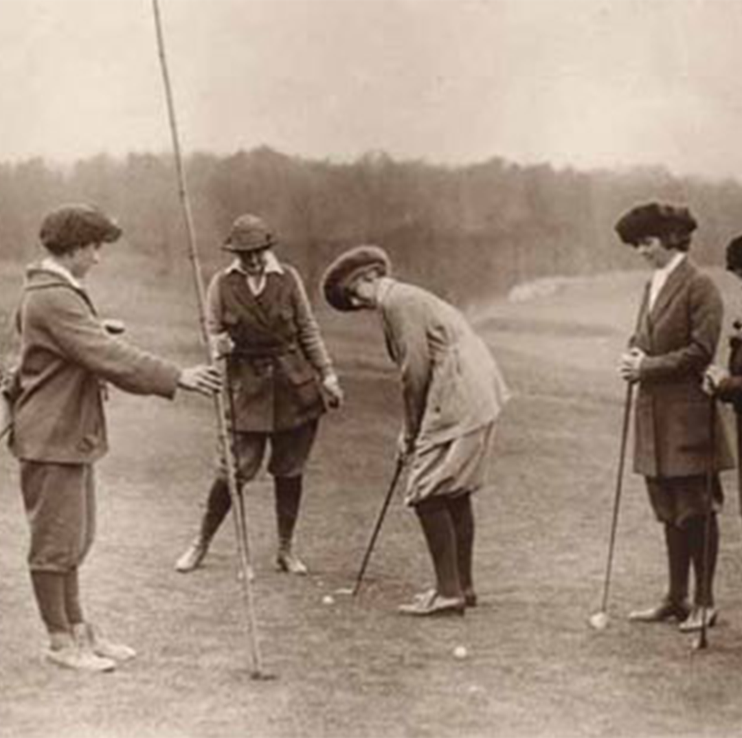 onlinegolfauc's tweet photo. Talk about #vintage style... Back in the good ol' days.
#Golfing #Golflife #pga #golfcourse  #golfgear #OnTheGreen https://t.co/BZDfR3ZV02