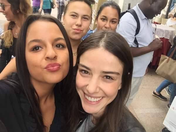 corkingurel's tweet photo. Özge Gürel bir fan ile! / Ozge Gurel with a fan! #ÖzgeGürel #İtalya @ozgecangurel https://t.co/jiPPbnrzYX