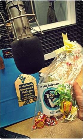 delsiglo995's tweet photo. Gracias al Fan Club Oficial de #enriqueiglesias @UnidasPorTuAmor x el presente! #DelSiglo995 🎧 #YAQH 🎤 #Regalo 🎁 #Bombones 🍬 @CaritoMurisi https://t.co/KKiCXLYYfA