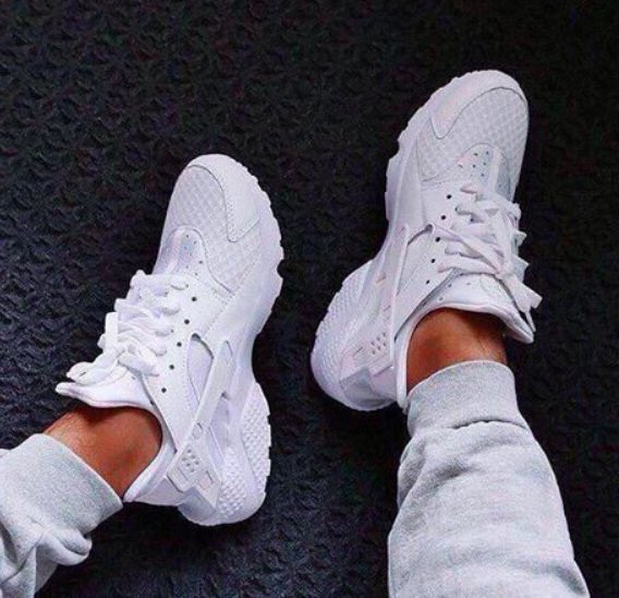 SneakerMindset's tweet photo. Triple White Huaraches ⚪️⚪️⚪️ https://t.co/f9X5irOj7w