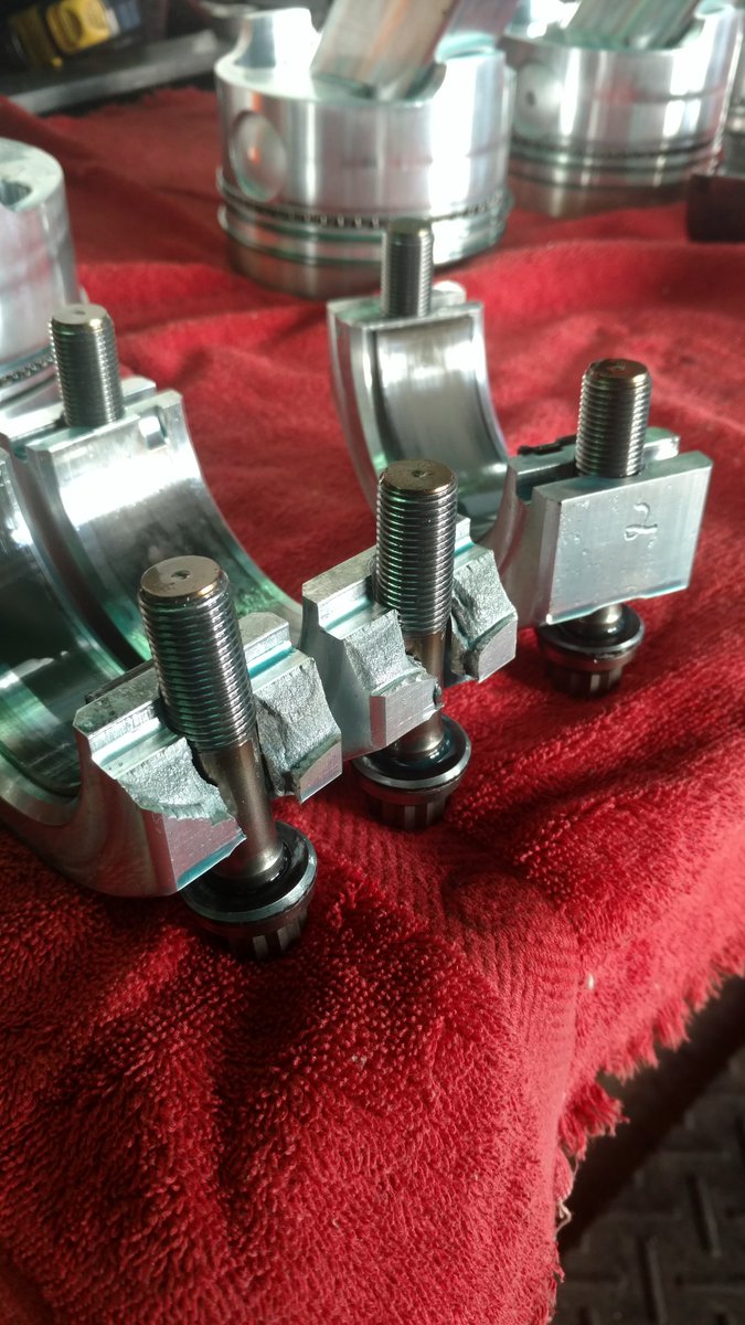 FullyLoaded8345's tweet photo. Does anyone see a problem here? #lucky #almostadisaster #parts #junk @CarlyleTools @ProPulling @MAHLE_AM_NA @NAPAKnowHow @BrechbuhlerInc https://t.co/IJVilzBKMT