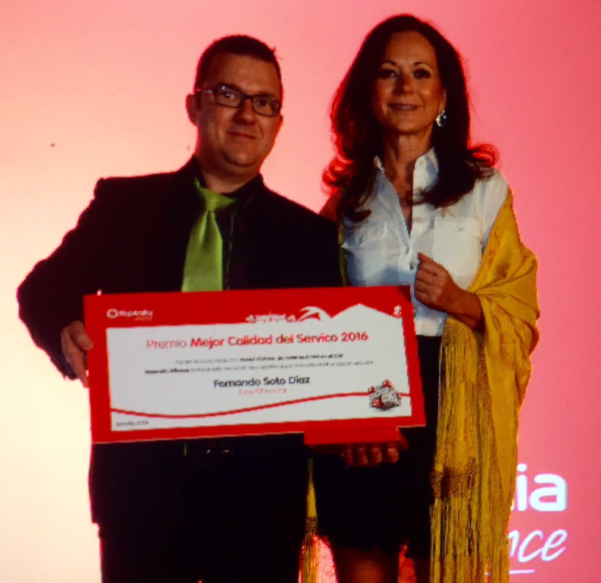 HomeServe_ES's tweet photo. Premio Mejor Calidad de Servicio para nuestro  profesional Fernando Soto Díaz.  ¡Enhorabuena! #RetoReparalia https://t.co/yfJOjFLZBz