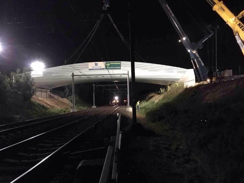 De #fietsbrug <a href="/sittardgeleen/">Sittard - Geleen</a> ligt op haar plek #ZJA <a href="/DuraVermeer/">Dura Vermeer</a> @arcadisnl <a href="/SIDstudioNL/">SIDstudio</a> <a href="/vdBee/">Hans v.d. Bersselaar</a>