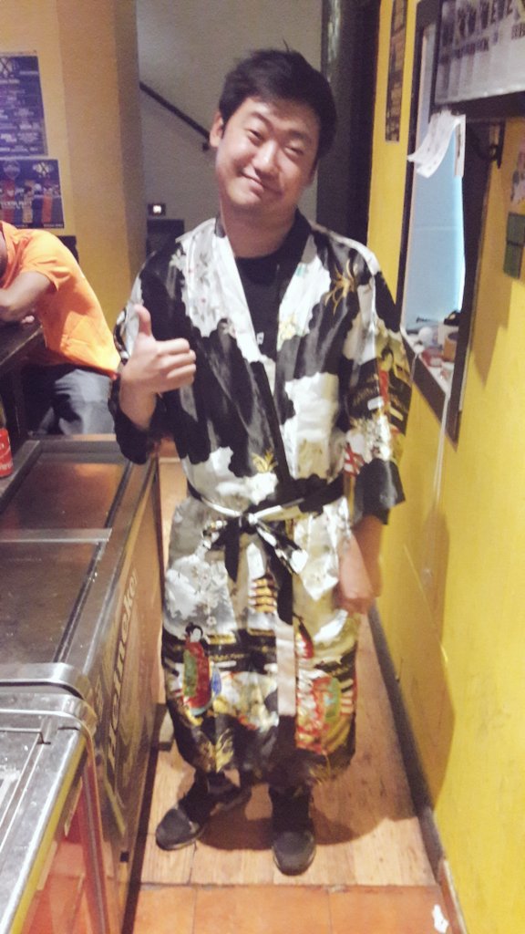 PixelBar_Madrid's tweet photo. Tenemos nuestro super @Valentin_H6 atrás de la barra con todo el estilo :p #PixelJapan https://t.co/kryoHUamgP