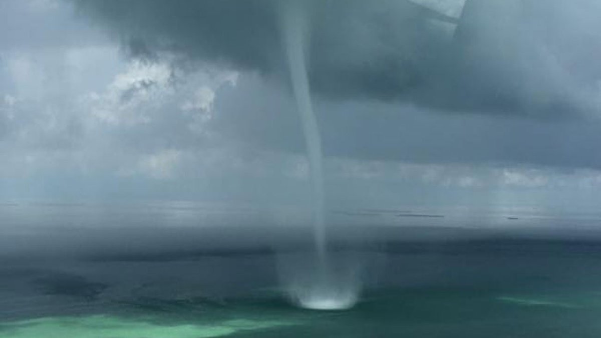 Photos of #waterspout visible off #FloridaKeys bit.ly/2dfjQr8?utm_me… https://t.co/6VG1yIGcIH