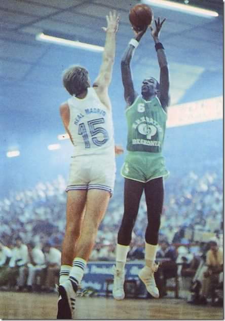 Essie Hollis lanzando ante la oposición de Brian Jackson.