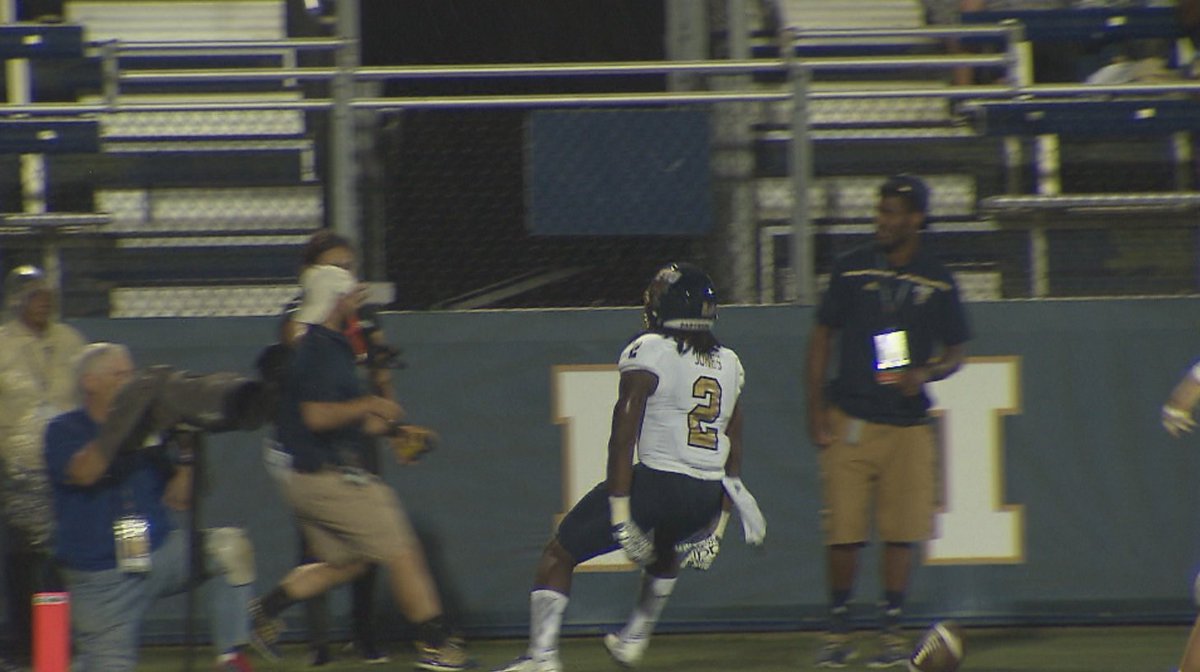 FIU football falls to 0-4 after being blown out by UCF 53-14 bit.ly/2cRYLjB?utm_me… https://t.co/vuSWEEhEgX
