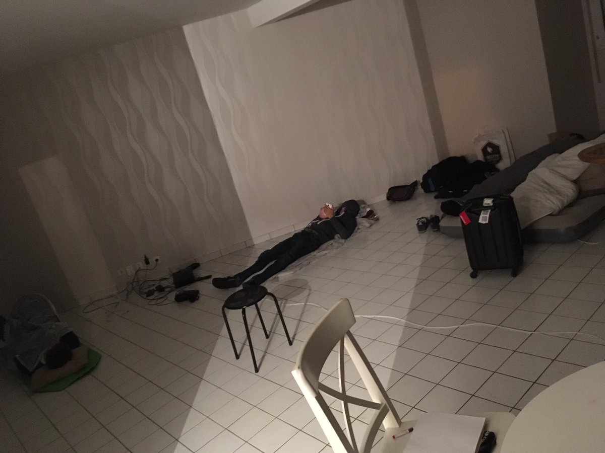 MyPyRrHa's tweet photo. Maison de @kiubeelol : camp de réfugié des #OCSLOL 😂 https://t.co/OnBvqJZz70