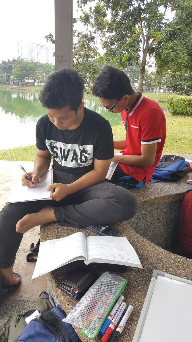 mathness49's tweet image. Pelajar SMK KOSAS bersama #mathness berlatar belakangkan KLCC &amp;amp; Menara KL.
Berkobar2 semangat nak SPM!

#43hari