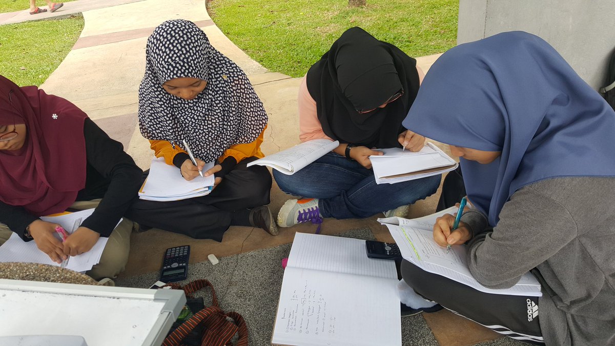 mathness49's tweet image. Pelajar SMK KOSAS bersama #mathness berlatar belakangkan KLCC &amp;amp; Menara KL.
Berkobar2 semangat nak SPM!

#43hari