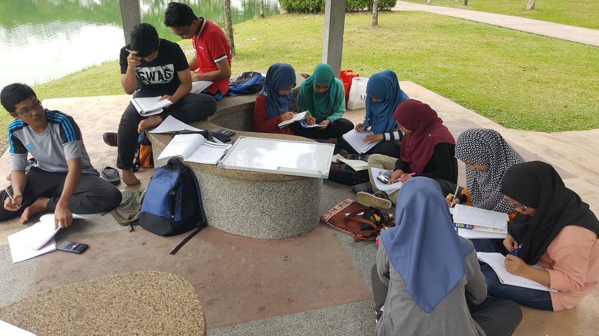 mathness49's tweet image. Pelajar SMK KOSAS bersama #mathness berlatar belakangkan KLCC &amp;amp; Menara KL.
Berkobar2 semangat nak SPM!

#43hari