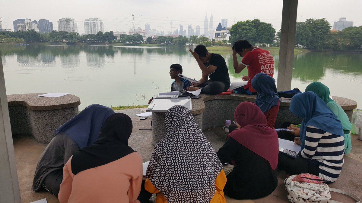 mathness49's tweet image. Pelajar SMK KOSAS bersama #mathness berlatar belakangkan KLCC &amp;amp; Menara KL.
Berkobar2 semangat nak SPM!

#43hari
