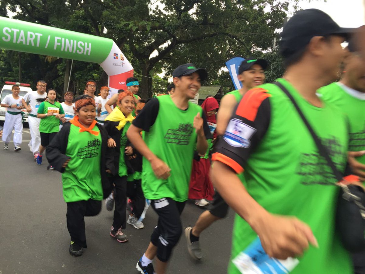 BogorRun2016's tweet photo. Kategori paling berat, nih: Fun Run Kelompok. Karena kecepatan dan gaya harus sama-sama MAKSIMAL! #larimaraton #IndonesiaTourism https://t.co/qwVNKWRw2E